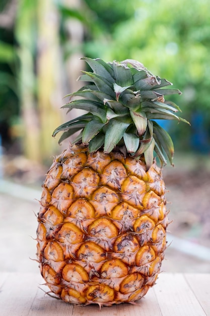 Piña madura de frutas tropicales en la mesa de madera