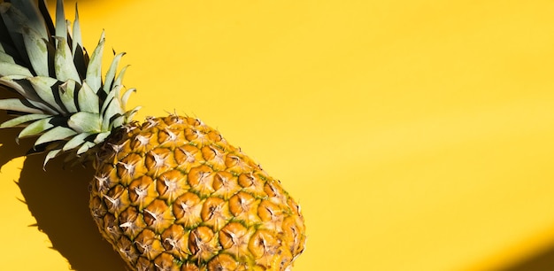 Piña madura sobre un fondo amarillo