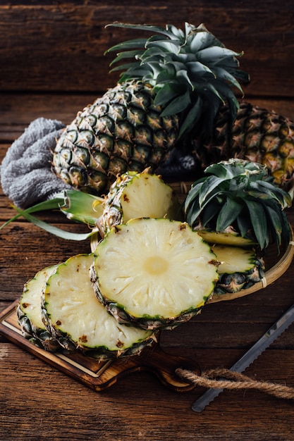 piña en mesa de madera