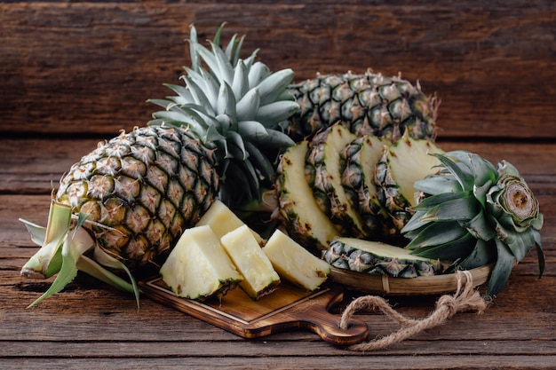 piña en mesa de madera