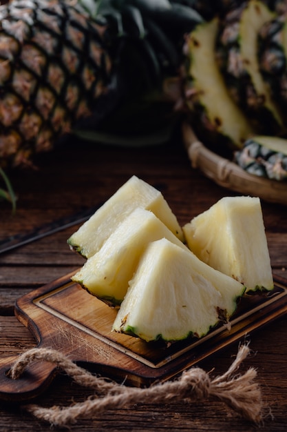 piña en mesa de madera