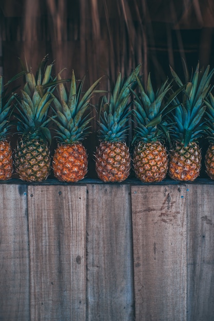 Piña en la playa con colores en colores