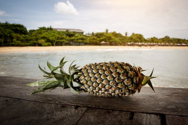 Piña en una playa exótica.