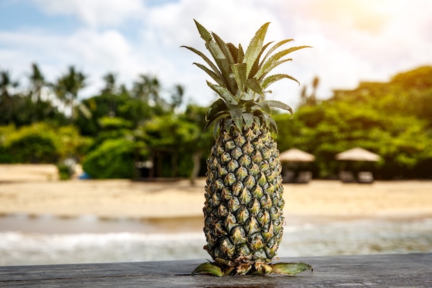 Piña en una playa exótica.