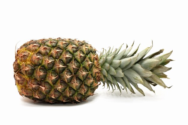 Piña - primer plano de frutas tropicales sobre un fondo blanco.