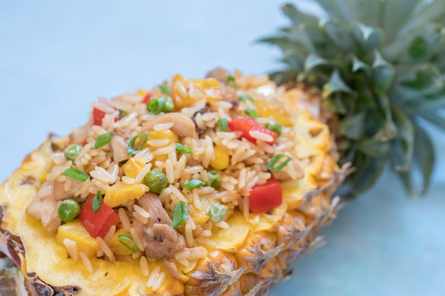 Piña rellena de arroz frito, pollo y verduras.