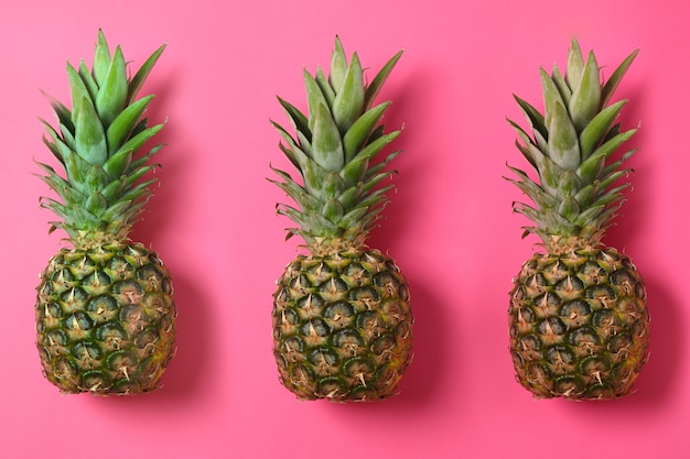 Piña en rosa, espacio para texto. Fruta jugosa