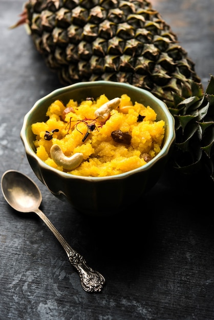 Piña sheera o Halwa también conocida como Ananas keshri shira. Receta popular de postre del sur de la India. enfoque selectivo