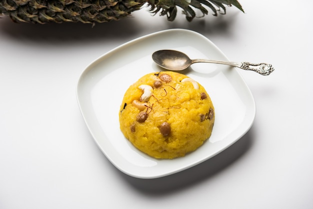 Piña sheera o Halwa también conocida como Ananas keshri shira. Receta popular de postre del sur de la India. enfoque selectivo