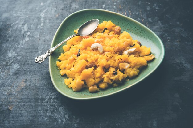 Piña sheera o Halwa también conocida como Ananas keshri shira. Receta popular de postre del sur de la India. enfoque selectivo