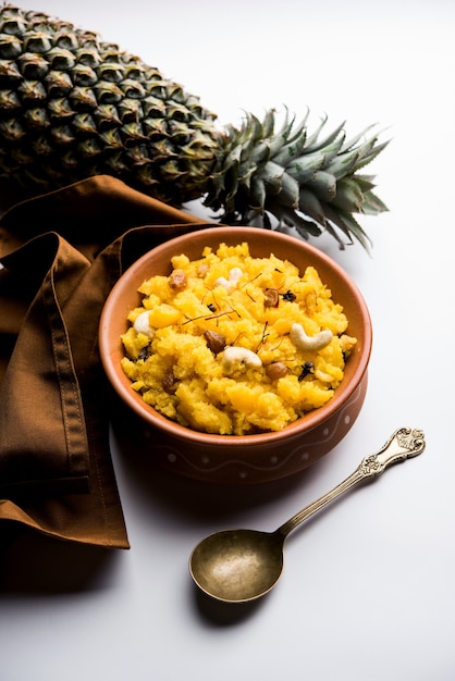 Piña sheera o Halwa también conocida como Ananas keshri shira. Receta popular de postre del sur de la India. enfoque selectivo