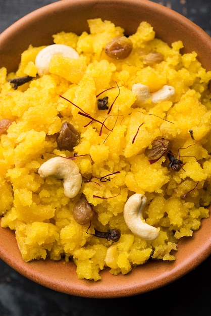 Piña sheera o Halwa también conocida como Ananas keshri shira. Receta popular de postre del sur de la India. enfoque selectivo