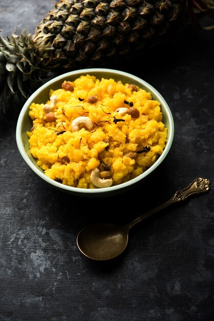 Piña sheera o Halwa también conocida como Ananas keshri shira. Receta popular de postre del sur de la India. enfoque selectivo