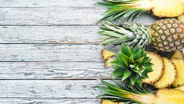 Piña sobre un fondo blanco de madera Frutas tropicales Vista superior Espacio de copia libre