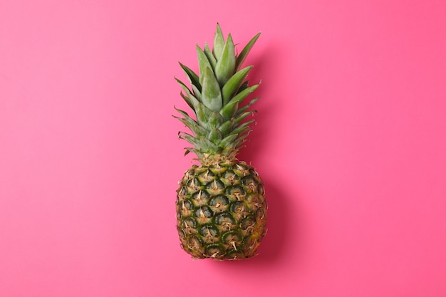 Piña sobre fondo rosa, espacio para texto. fruta jugosa