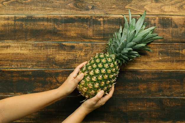 Piña verde en una mesa de madera rústica