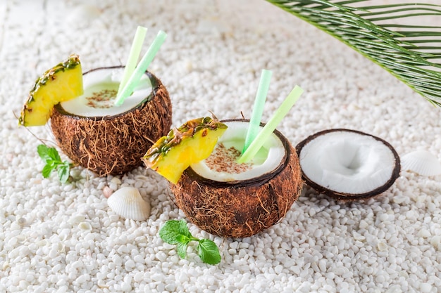 Pinacolada tropical em coco em dia ensolarado