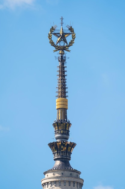 pináculo e torre da universidade estadual de Moscou com uma estrela