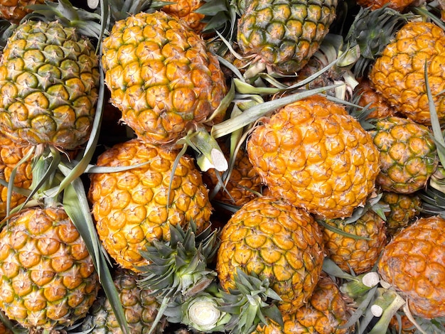 las piñas están maduras en el mercado de frutas