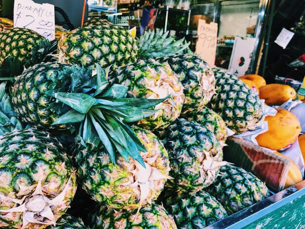 Foto piñas para la venta en el mercado