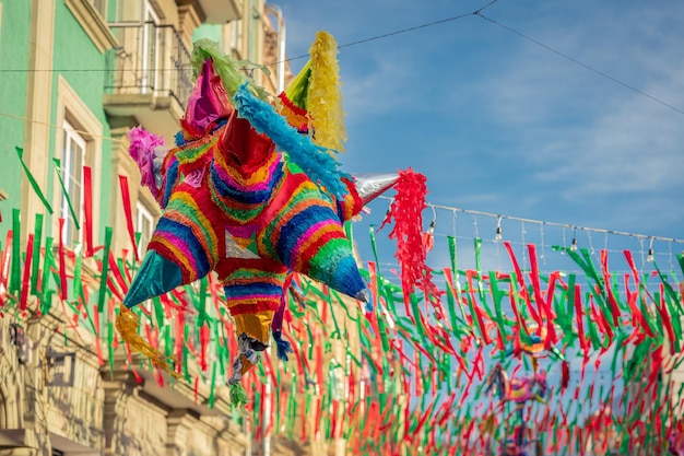 Foto pinata mexicana colorida usada em aniversários nas ruas de oaxaca