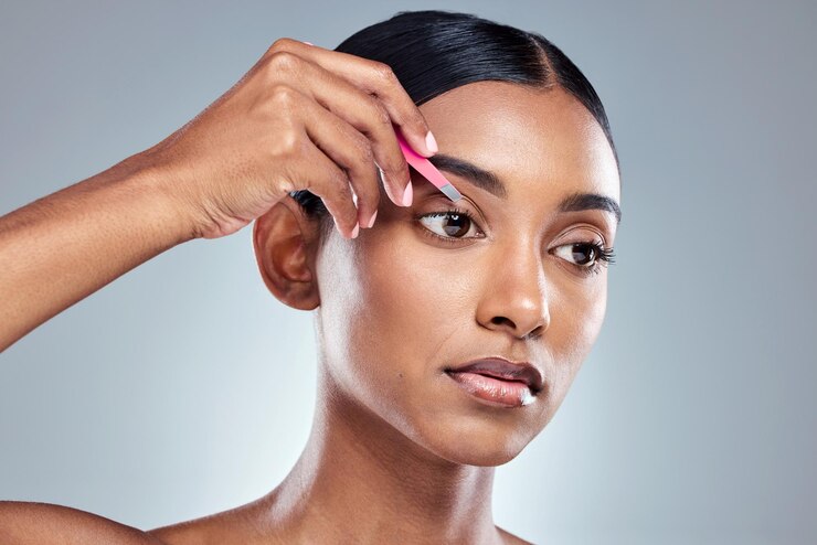Foto pinças mulher e sobrancelha em estúdio para cuidados com a pele depilação e beleza pela manhã modelo de menina e rosto para depilações e transformação com ferramentas cosméticos e cuidados com o fundo cinza