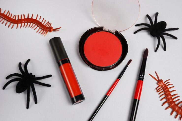 Foto pincéis de cosméticos e aranhas de decoração de halloween em fundo claro
