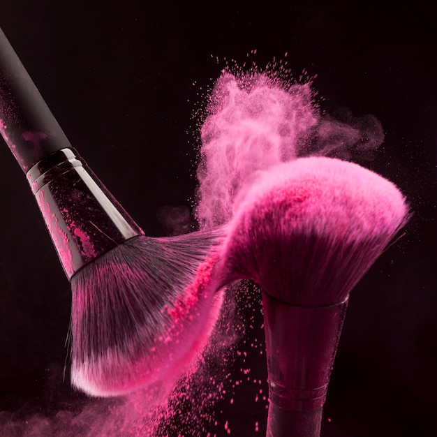 Pincéis de maquiagem com névoa de pó rosa