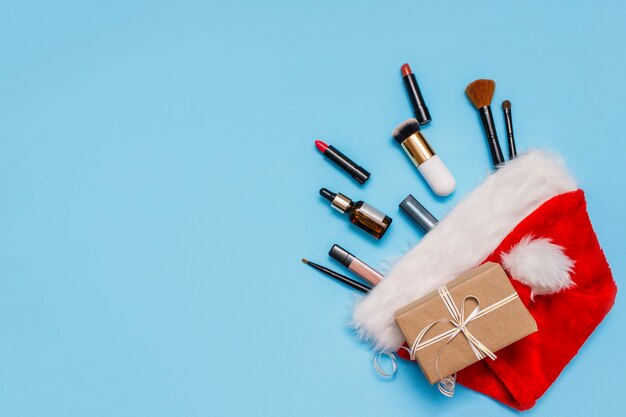 Pincéis de maquiagem e cosméticos com enfeites de Natal