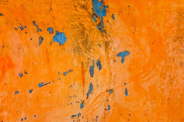 Pincel de color naranja En la placa de acero Oxidado y áspero para el fondo
