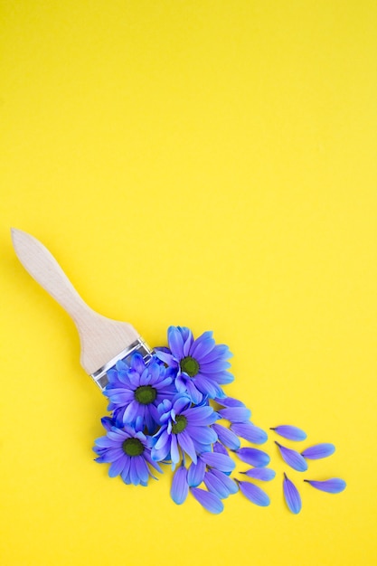 Pincel com flores da primavera e espaço de cópia