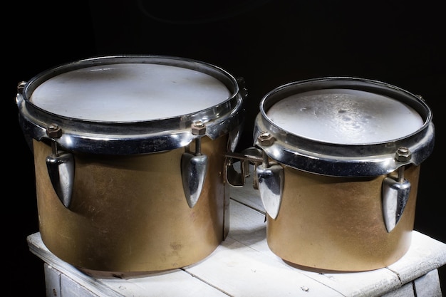 Pincel de luz de bongos quebrados de percussão latina velha