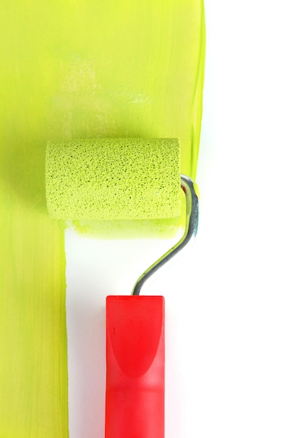 Pincel de rolo com close up de tinta verde