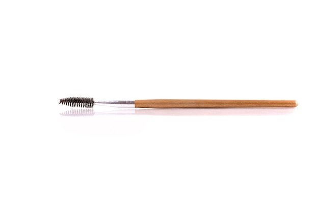 Pincel de maquillaje contra un fondo blanco