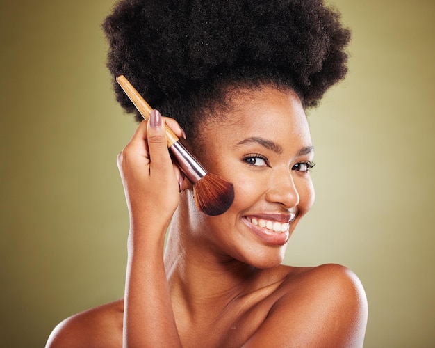 Pincel de maquillaje y retrato de mujer negra con producto facial para aplicar cosméticos de base o rutina diaria de cuidado de la piel Cosmetología cuidado de la salud y rostro estético de modelo feliz con tratamiento de belleza