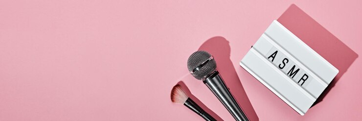 Foto pincel de micrófono y caja de luz de texto asmr en banner rosa grabación asmr concepto de sonidos para aliviar el estrés sombras de tendencia planas