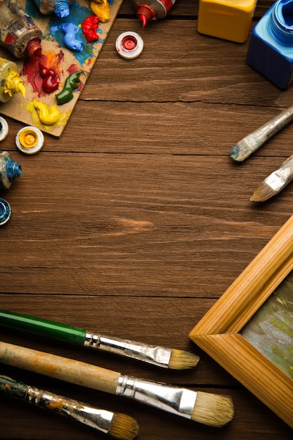 Foto pincel y pintura sobre mesa de madera