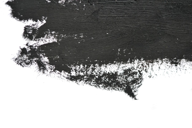 Foto pincel preto traça tintas a óleo em papel branco. isolado em um fundo branco. fundo criativo abstrato