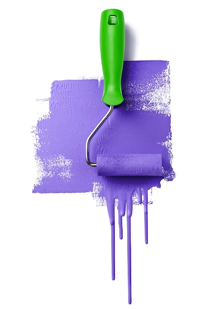 Pincel de rodillo con trazos de pintura violeta o púrpura y pintura goteando aislada sobre fondo blanco