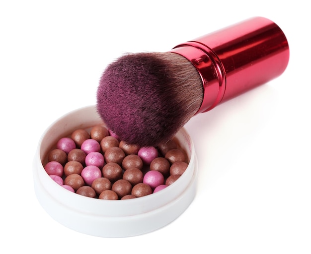 Pincel rojo para maquillaje con bolas de polvo aislado en blanco