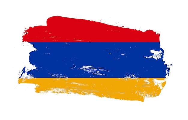 Pincel de trazo pintado bandera angustiada de armenia sobre fondo blanco