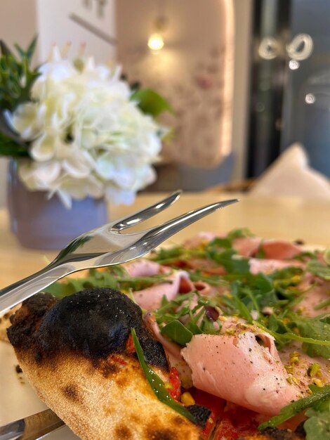 Foto pinceladas de plata para rebanadas sobre pizza con carne y hierbas