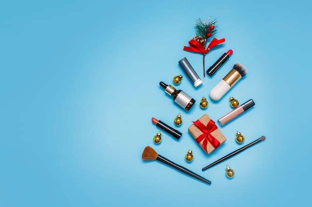 Pinceles de maquillaje y cosméticos con adornos navideños