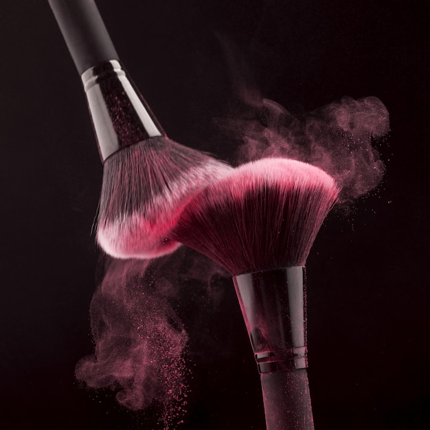 Pinceles de maquillaje con polvo rosado giratorio Imagen en pik Concept de fotos hermosas de alta calidad