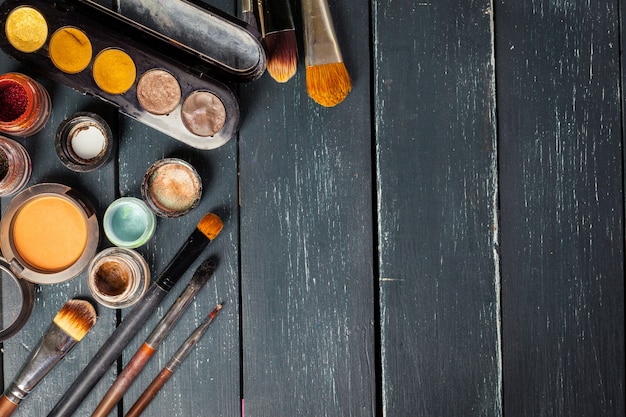 Pinceles de maquillaje y sombras de ojos de maquillaje.