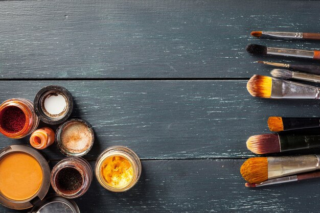 Pinceles de maquillaje y sombras de ojos.