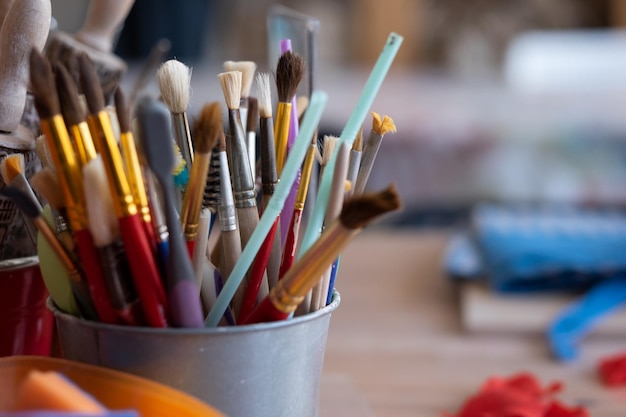 Pinceles de pintura de cerca Herramientas para la lección de arte en la escuela