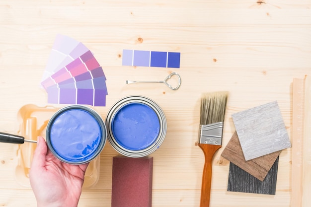 Pinceles de pintura y pintura de color púrpura para el proyecto de mejoras para el hogar.