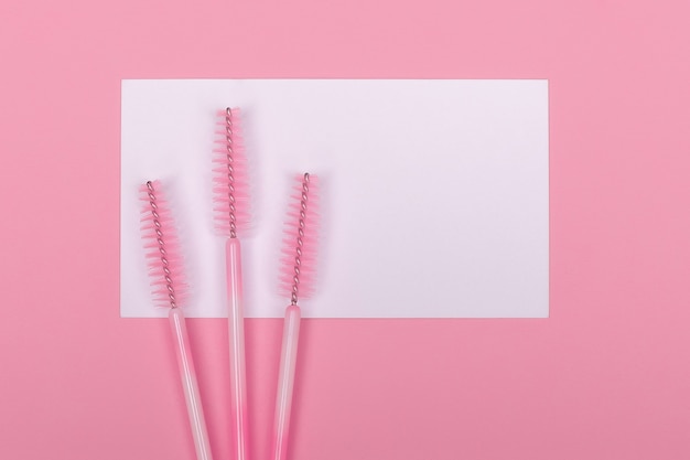 Pinceles rosas para cejas y extensiones de pestañas