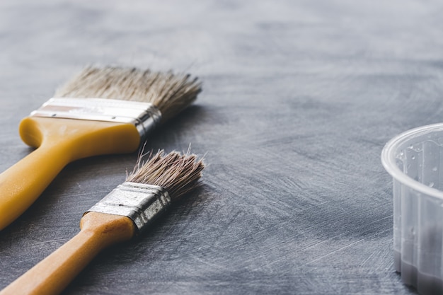 Pinceles sobre un fondo gris. Materiales para pintar.